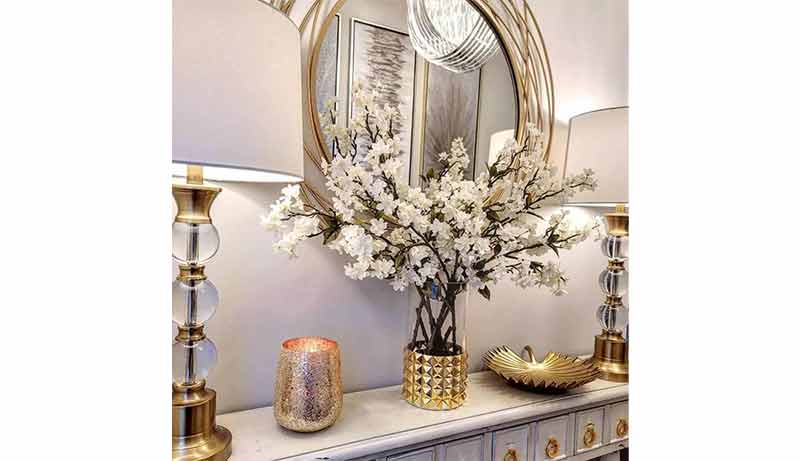  آینه با قاب طلایی